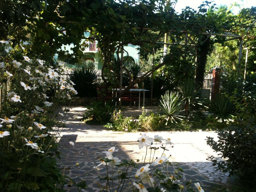 White Guest House Batumi Exterior photo
